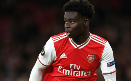 بوكايو ساكا يحقق رقماً تاريخياً بعد الهاتريك في مباراة إنجلترا ضد مقدونيا الشمالية